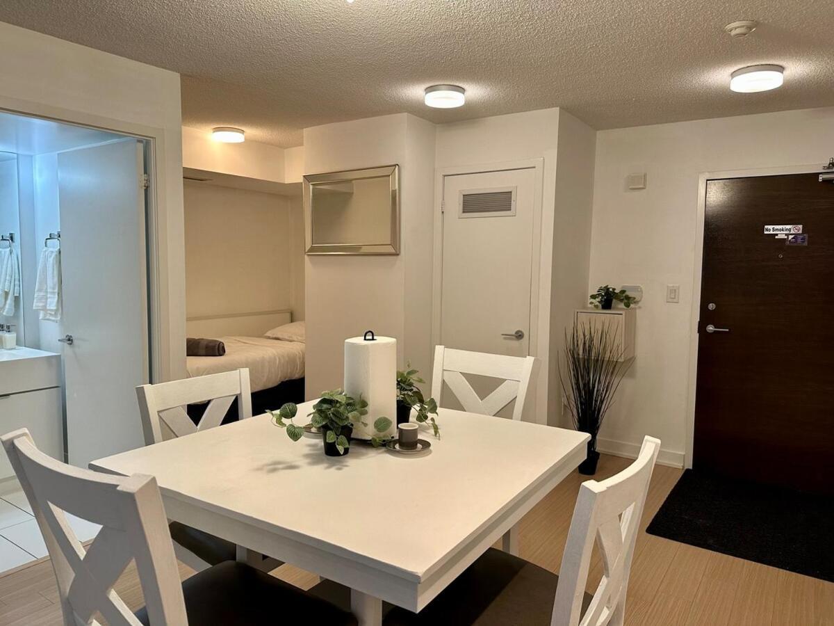 Comfy 1bdrm Den 3 Real Beds Apartment *