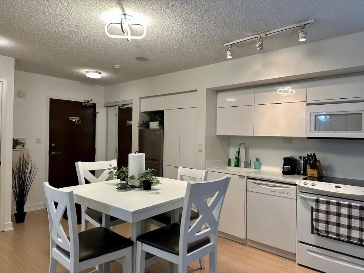 Comfy 1bdrm Den 3 Real Beds * Toronto